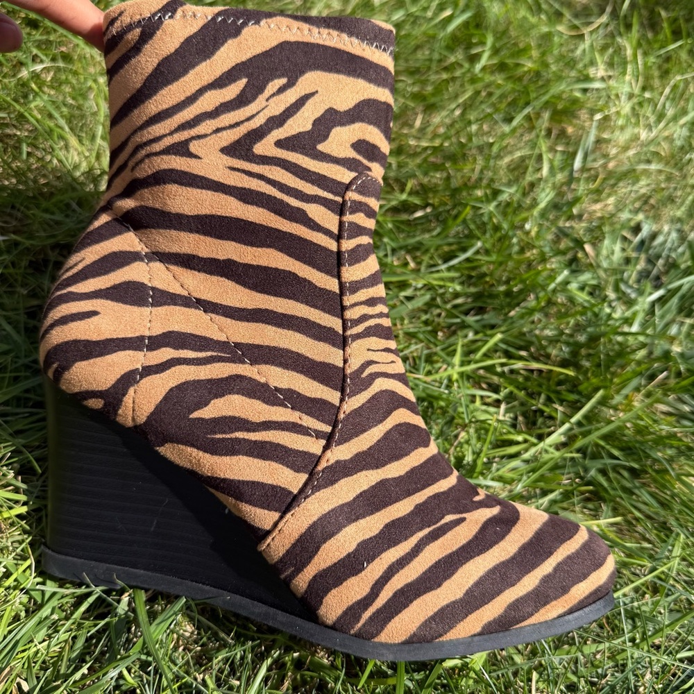 Journee Collection Women's Hepburn Wedge Booties - Picture 4 of 6